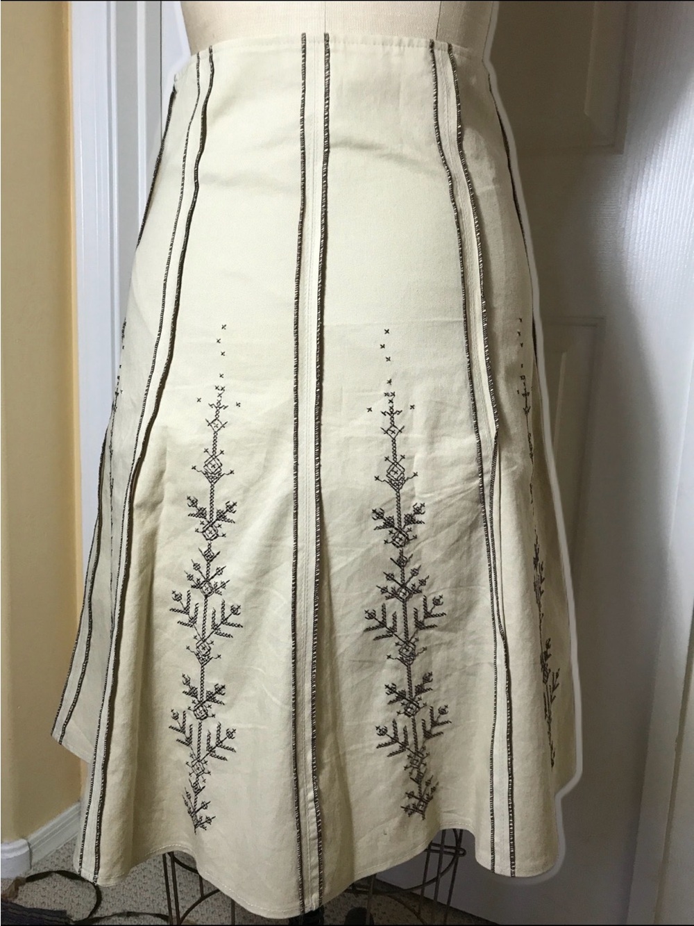 Cream Embroidered cross stitch A-Line panel Skirt
No waistband look